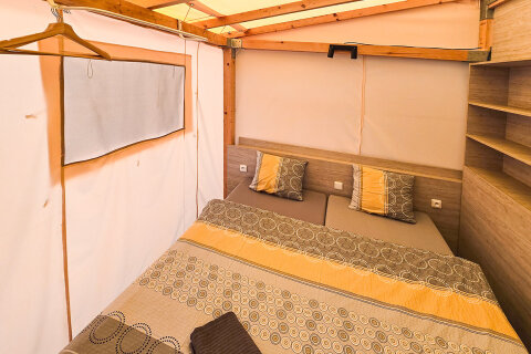 Glampingový stan Slatina, kemp Slatina, ostrov Cres, Chorvatsko