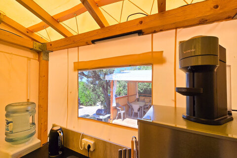 Glampingový stan Slatina, kemp Slatina, ostrov Cres, Chorvatsko