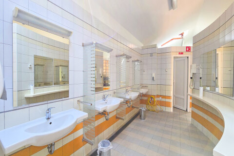 Společná sociální zařízení v kempu Slatina (70–100 m od stanů), Glamping Slatina, ostrov Cres, Chorvatsko