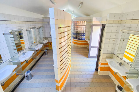 Společná sociální zařízení v kempu Slatina (70–100 m od stanů), Glamping Slatina, ostrov Cres, Chorvatsko