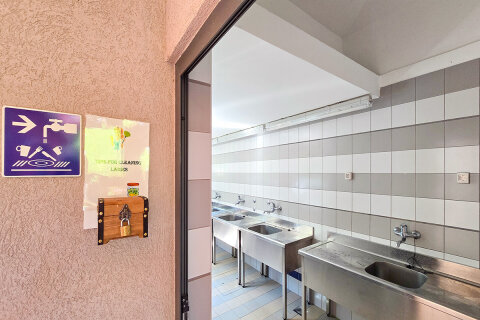 Společná sociální zařízení v kempu Slatina (70–100 m od stanů), Glamping Slatina, ostrov Cres, Chorvatsko