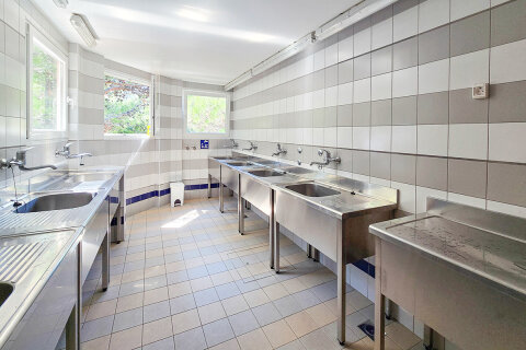 Společná sociální zařízení v kempu Slatina (70–100 m od stanů), Glamping Slatina, ostrov Cres, Chorvatsko