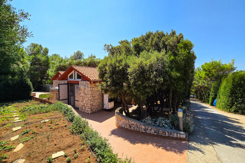 Společná sociální zařízení v kempu Slatina (70–100 m od stanů), Glamping Slatina, ostrov Cres, Chorvatsko