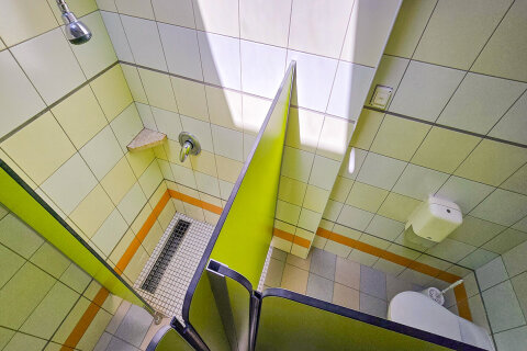 Společná sociální zařízení (dětská) v kempu Slatina (70–100 m od stanů), Glamping Slatina, ostrov Cres, Chorvatsko