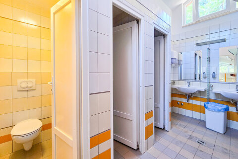 Společná sociální zařízení v kempu Slatina (70–100 m od stanů), Glamping Slatina, ostrov Cres, Chorvatsko