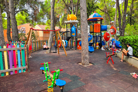 Čikat Resort*** - dětské hřiště, Mali Lošinj, ostrov Lošinj, Chorvatsko