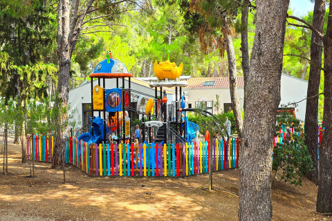Čikat Resort*** - dětské hřiště, Mali Lošinj, ostrov Lošinj, Chorvatsko