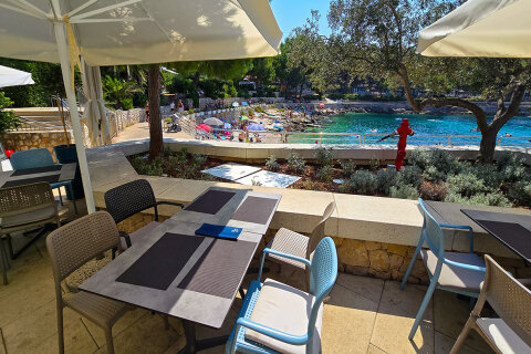 Čikat Resort*** - restaurace u pláže Srebrna uvala, Mali Lošinj, ostrov Lošinj, Chorvatsko