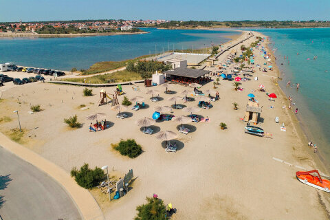 Apartmány Germania - letecký pohled na písečnoun pláž, Nin, Zadarská riviéra, Chorvatsko