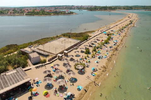 Apartmány Germania - letecký pohled na písečnoun pláž, Nin, Zadarská riviéra, Chorvatsko