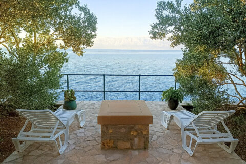Prázdninový dům Tišina - jedna z teras u domu, severní pobřeží ostrova Hvar, Chorvatsko