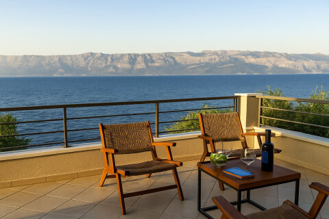 Prázdninový dům Tišina - jedna z teras u domu, severní pobřeží ostrova Hvar, Chorvatsko