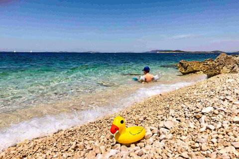 Mobilhome Adriatic - oblázková pláž v kempu, Primošten, Šibenická riviéra, Chorvatsko