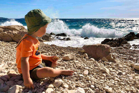 Mobilhome Adriatic - oblázková pláž v kempu, Primošten, Šibenická riviéra, Chorvatsko