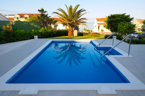 Apartmány Crystal - bazén u domu, Podstrana, Chorvatsko