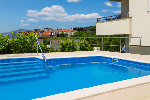 Apartmány Crystal - bazén u domu, Podstrana, Chorvatsko