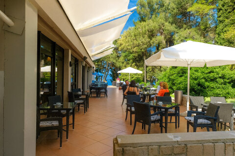 Hotel Flores**** - terasa hotelového baru, Poreč, Istrie, Chorvatsko
