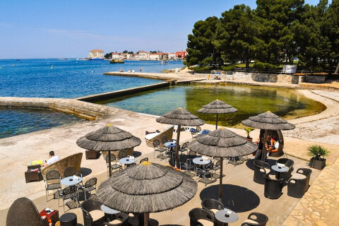 Hotel Flores**** - oblázková pláž 50 m od hotelu, Poreč, Istrie, Chorvatsko