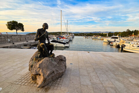 Njivice - přístav, ostrov Krk, Chorvatsko