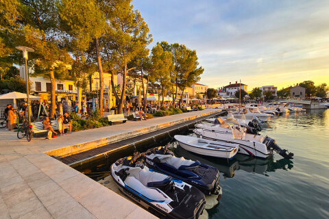 Njivice - přístav a centrum, ostrov Krk, Chorvatsko