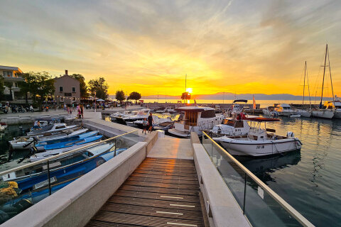 Njivice - přístav, ostrov Krk, Chorvatsko