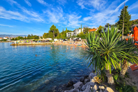 Njivice - pláže, ostrov Krk, Chorvatsko