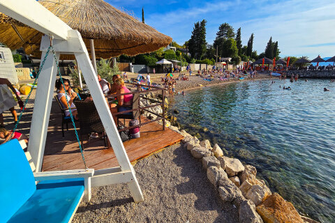 Njivice - pláže, ostrov Krk, Chorvatsko