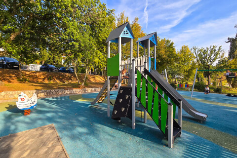 Njivice - dětské hřiště u promenády, ostrov Krk, Chorvatsko