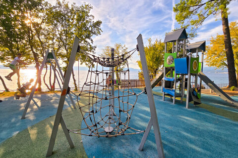 Njivice - dětské hřiště u promenády, ostrov Krk, Chorvatsko