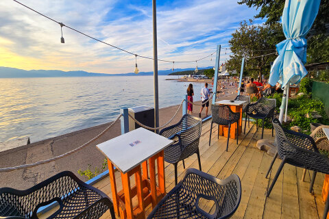 Njivice - promenáda a pláže, ostrov Krk, Chorvatsko