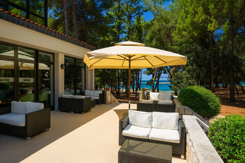 Hotel Flores**** - terasa hotelového baru, Poreč, Istrie, Chorvatsko