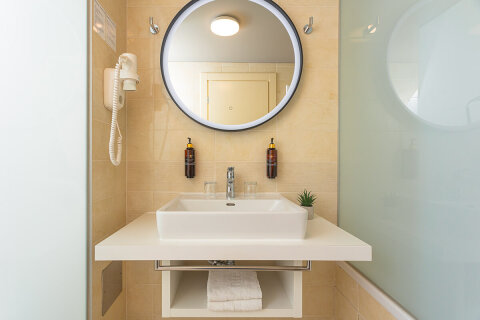 CO2B - dvojlůžkový pokoj Comfort pro 2 osoby s balkónem, All Inclusive Hotel Adria****, Biograd na Moru, Chorvatsko