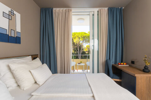 CO2B - dvojlůžkový pokoj Comfort pro 2 osoby s balkónem, All Inclusive Hotel Adria****, Biograd na Moru, Chorvatsko