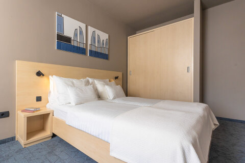 COFB - dvojlůžkový pokoj Comfort s možností 2 přistýlek pro 2–4 osoby s balkónem, All Inclusive Hotel Adria****, Biograd na Moru, Chorvatsko