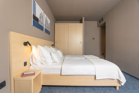 COFB - dvojlůžkový pokoj Comfort s možností 2 přistýlek pro 2–4 osoby s balkónem, All Inclusive Hotel Adria****, Biograd na Moru, Chorvatsko