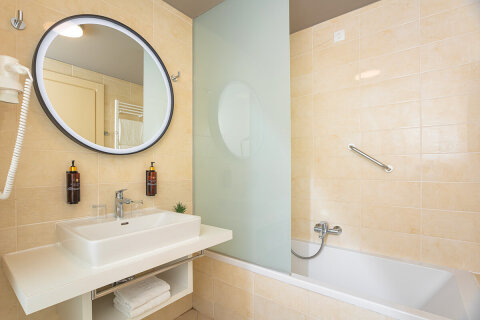 COFB - dvojlůžkový pokoj Comfort s možností 2 přistýlek pro 2–4 osoby s balkónem, All Inclusive Hotel Adria****, Biograd na Moru, Chorvatsko