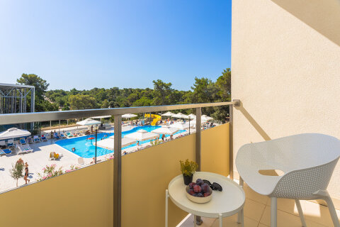 COFB - dvojlůžkový pokoj Comfort s možností 2 přistýlek pro 2–4 osoby s balkónem, All Inclusive Hotel Adria****, Biograd na Moru, Chorvatsko