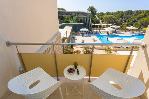 COFB - dvojlůžkový pokoj Comfort s možností 2 přistýlek pro 2–4 osoby s balkónem, All Inclusive Hotel Adria****, Biograd na Moru, Chorvatsko