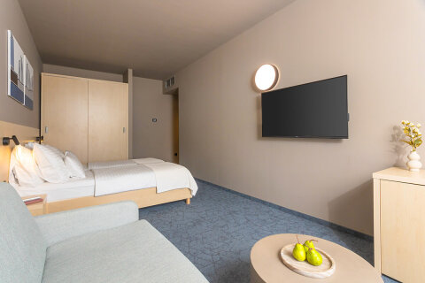 COFB - dvojlůžkový pokoj Comfort s možností 2 přistýlek pro 2–4 osoby s balkónem, All Inclusive Hotel Adria****, Biograd na Moru, Chorvatsko