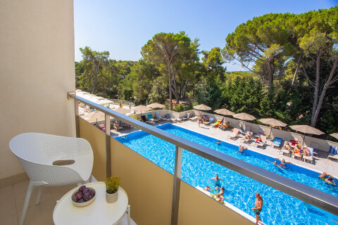 COFB - dvojlůžkový pokoj Comfort s možností 2 přistýlek pro 2–4 osoby s balkónem, All Inclusive Hotel Adria****, Biograd na Moru, Chorvatsko