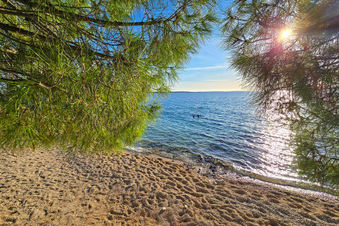 Mandre - pláž v centru (nejbližší pro domy Darka, Fran, Lucas), ostrov Pag, Chorvatsko
