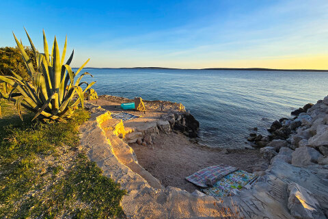 Mandre - západ slunce na pláži u domu Crnika, ostrov Pag, Chorvatsko