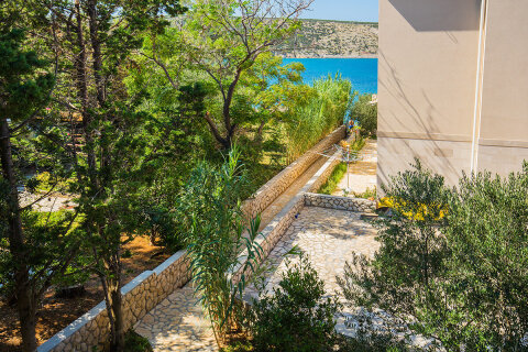 Apartmány Tanja - chodníček k pláži od domu, Stará Novalja, ostrov Pag, Chorvatsko