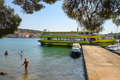 Resort Zelena Punta - výletní loď u promenády, Kukljica, ostrov Ugljan, Chorvatsko