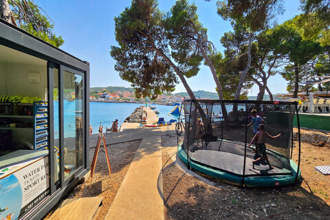 Resort Zelena Punta - půjčovna sportovního vybavení a trampolína u pláže, Kukljica, ostrov Ugljan, Chorvatsko