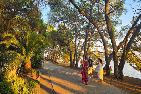 Resort Zelena Punta - promenáda, Kukljica, ostrov Ugljan, Chorvatsko