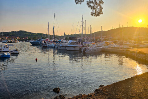 Resort Zelena Punta - procházka do městečka, Kukljica, ostrov Ugljan, Chorvatsko