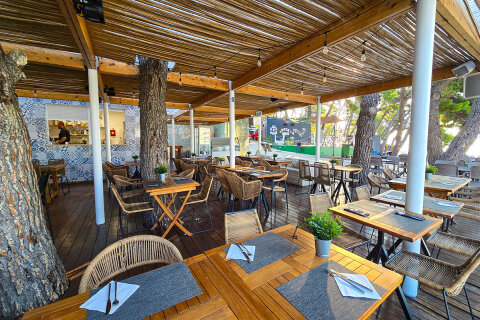 Resort Zelena Punta - bar Skakaona (zde je podávána i polopenze), Kukljica, ostrov Ugljan, Chorvatsko