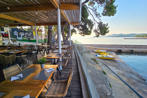 Resort Zelena Punta - bar Skakaona (zde je podávána i polopenze), Kukljica, ostrov Ugljan, Chorvatsko