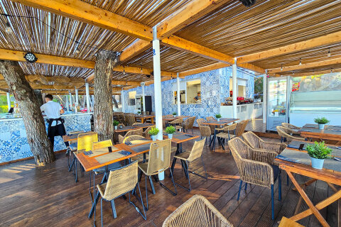 Resort Zelena Punta - bar Skakaona (zde je podávána i polopenze), Kukljica, ostrov Ugljan, Chorvatsko